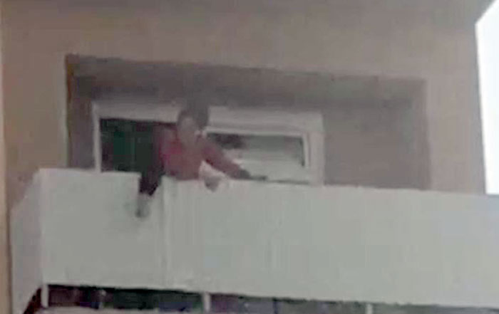 В Сибае спасатели спасли пьяного мужчину пытавшегося спрыгнуть с балкона