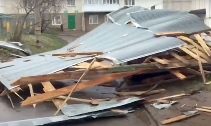 Сильный ветер в Уфимском районе снес крышу детского сада | видео