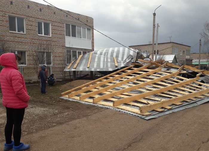 В Благоварском районе сильный ветер снес крышу двухэтажного дома