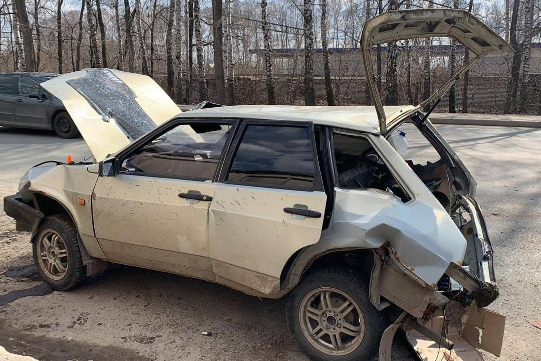 Авария в Уфе: водитель  «ВАЗ-2109» врезался в бетонный забор и встречную иномарку