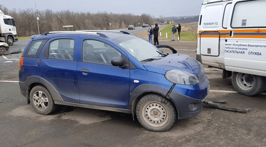 В Уфимском районе спасатели освободили зажатую в автомобиле после ДТП женщину