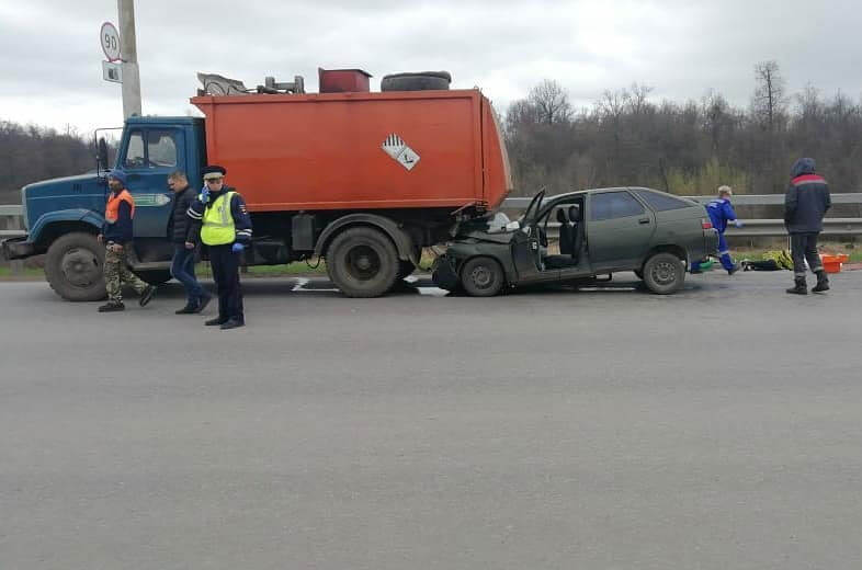 Авария в Уфе: водитель легкового авто врезался в попутный грузовик