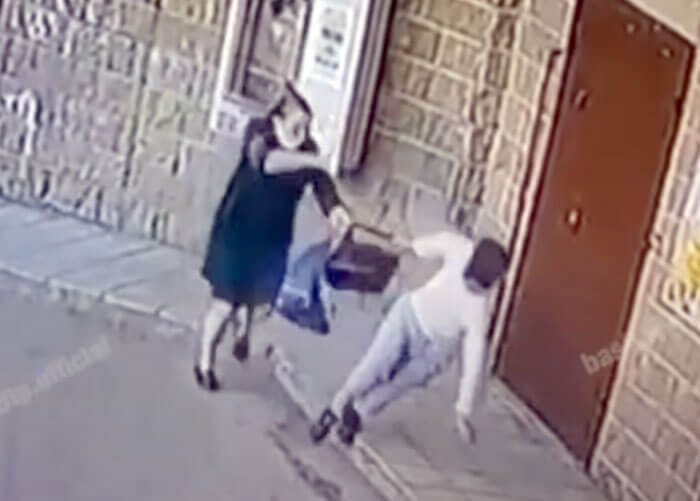 В Уфе возле банкомата мужчина вырвал из рук женщины сумку | видео