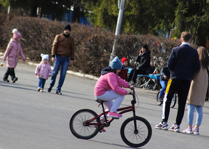 В России могут снять ограничения на прогулки с детьми