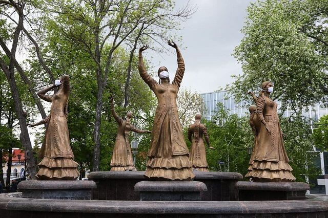 В Уфе скульптурам фонтана «Семь девушек» надели медицинские маски