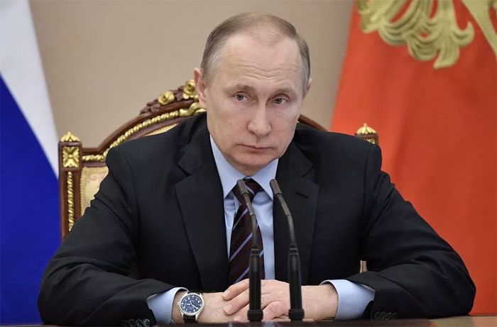Владимир Путин потребовал выплатить медикам деньги за работу с пациентами с COVID-19