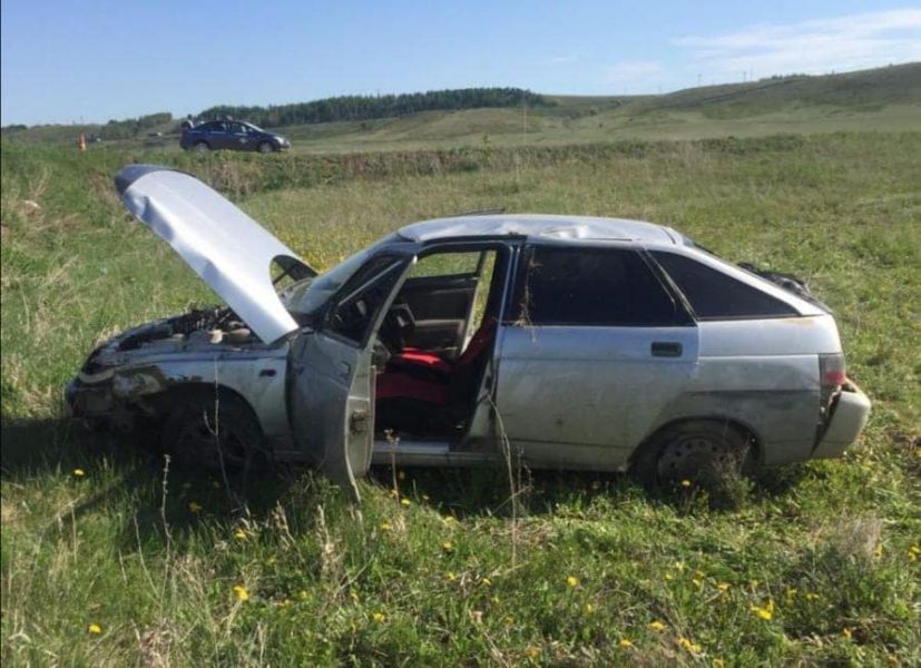 Авария в Октябрьском: 19-летний водитель вылетел в кювет, пострадали 2 человека