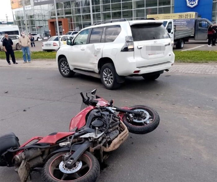 Авария в Уфе: автоледи за рулем внедорожника сбила мотоциклиста