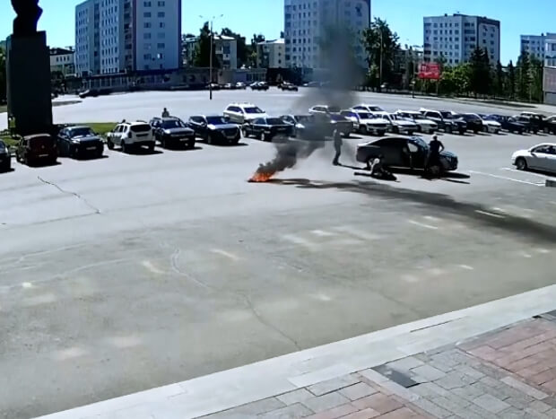Житель Нефтекамска перед зданием мэрии пригрозил сжечь себя