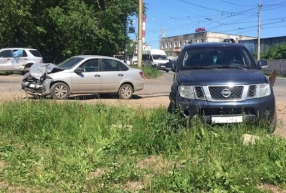 Авария в Уфе: водитель за рулем Nissan Pathfinder столкнулся с встречной «Ладой Гранта»