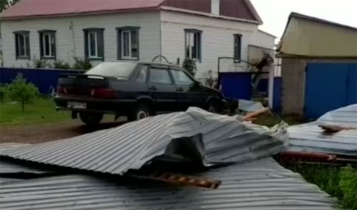 В ряде районов Башкирии ураганный ветер сорвал кровлю с крыш домов и фермы