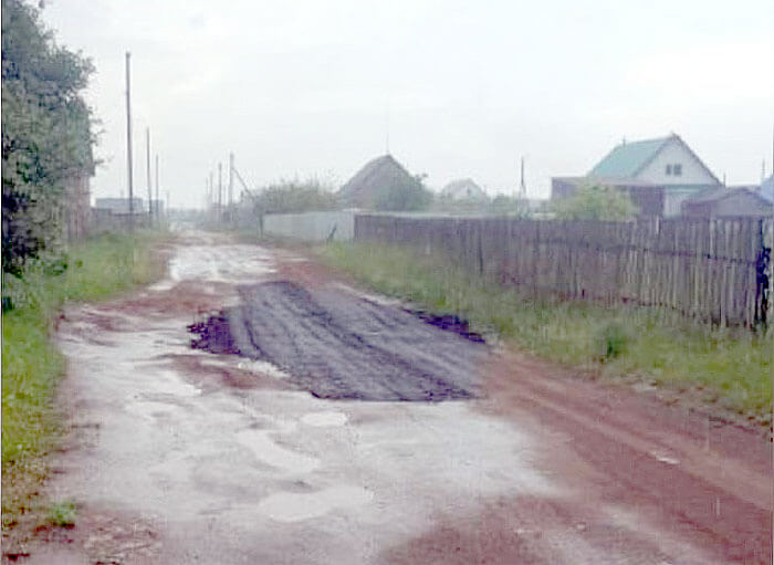 "Вот и новая дорога": в Краснокамском районе асфальт просто вывалили на проселочную дорогу