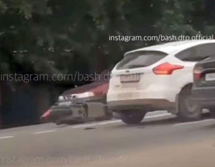 Авария в Уфе: водитель скутера столкнулся с «Ford Focus» | видео