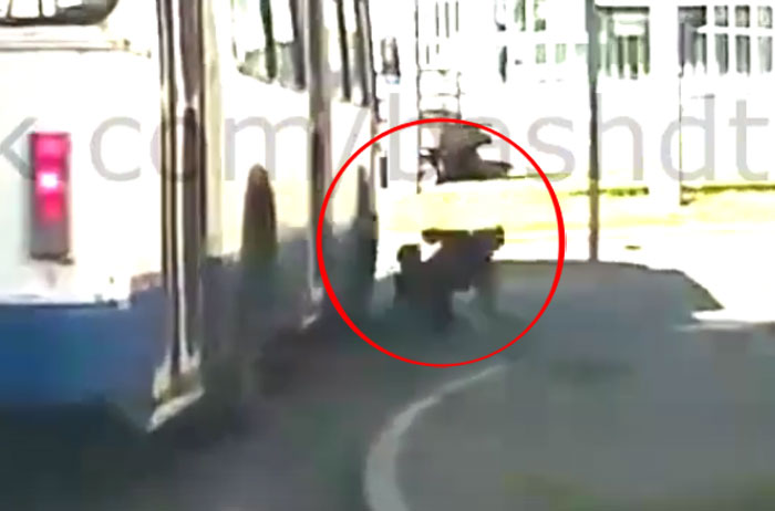 ДТП в Уфе: женщину сбил троллейбус | Видео