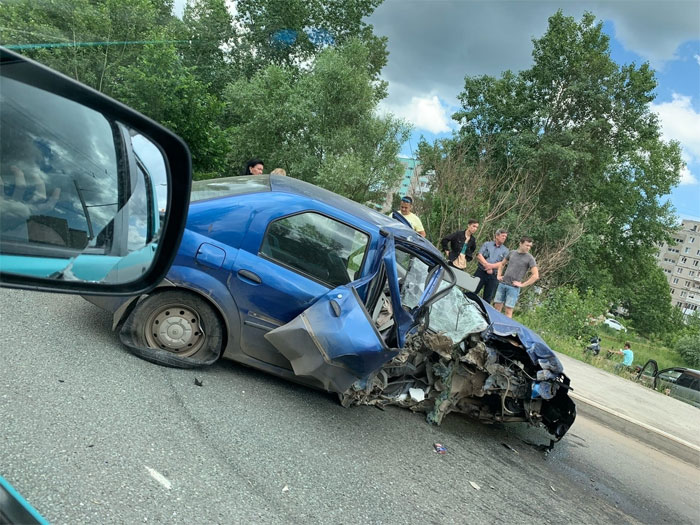 Авария в Уфе: машина превратилась в груду металлолома, пострадал водитель иномарки