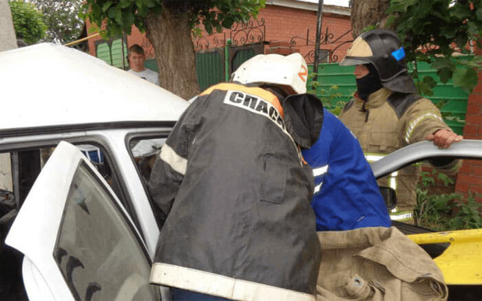 Авария в Сибае: водителя зажало в автомобиле после наезда на дерево