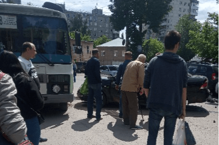 Авария в Уфе: водитель Nissan Almera устроил ДТП с автобусом