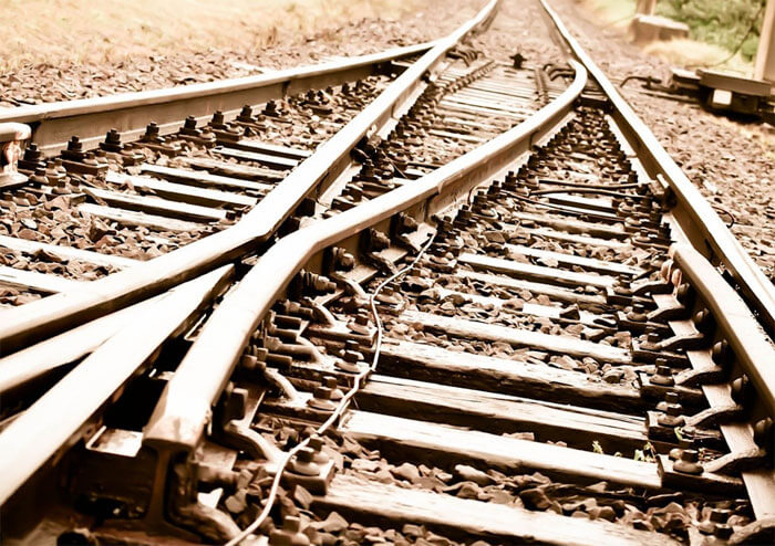 В Уфе поезд едва не сбил двух малолетних детей игравших на железнодорожных путях