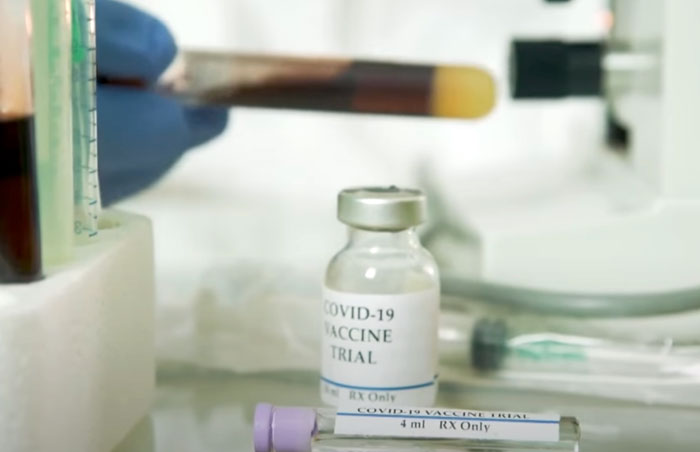 Первым добровольцам введена российская вакцина против коронавируса