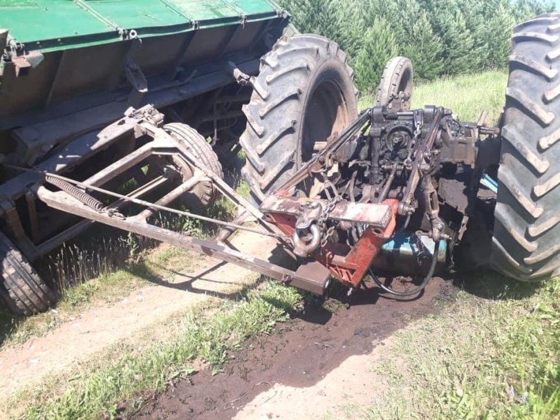 Авария в Шаранском районе: двое мужчин погибли, перевернувшись на тракторе