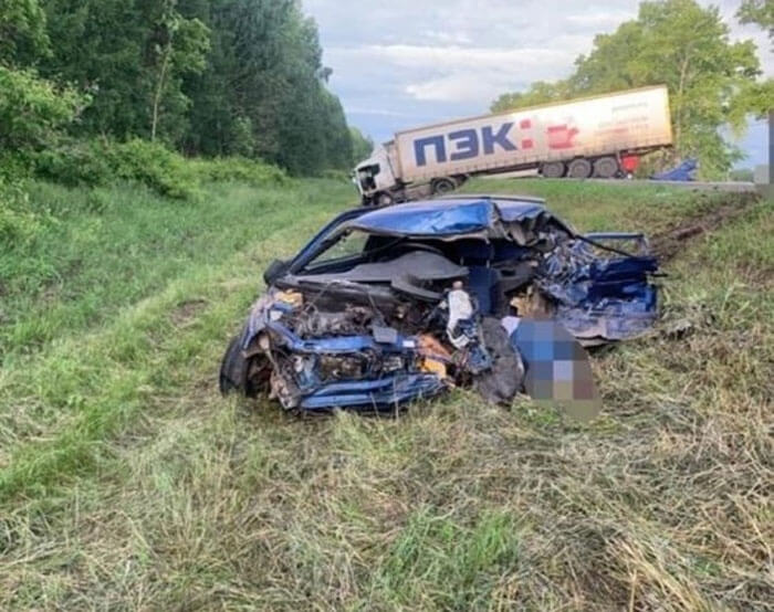 Авария в Туймазинском районе: в аварии фуры Scania и ВАЗ-2112 погиб водитель