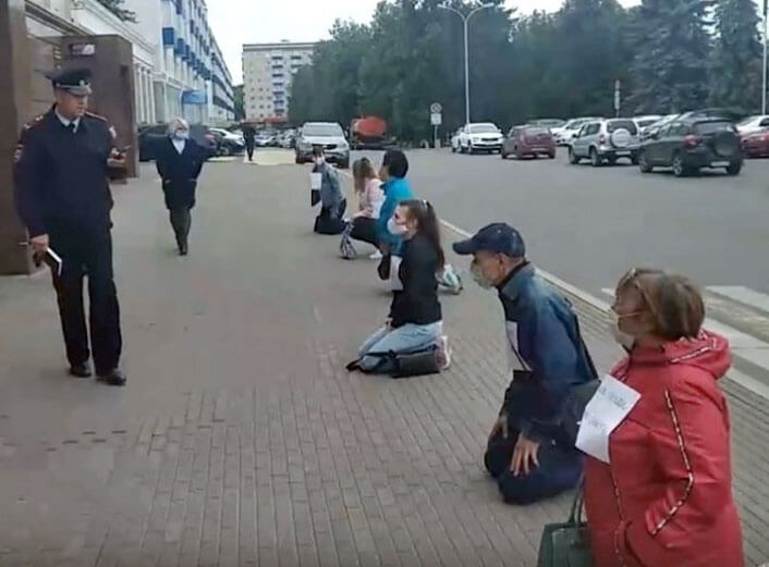 В Уфе жители встали на колени перед мэрией города с табличками "Путин – помоги" | видео
