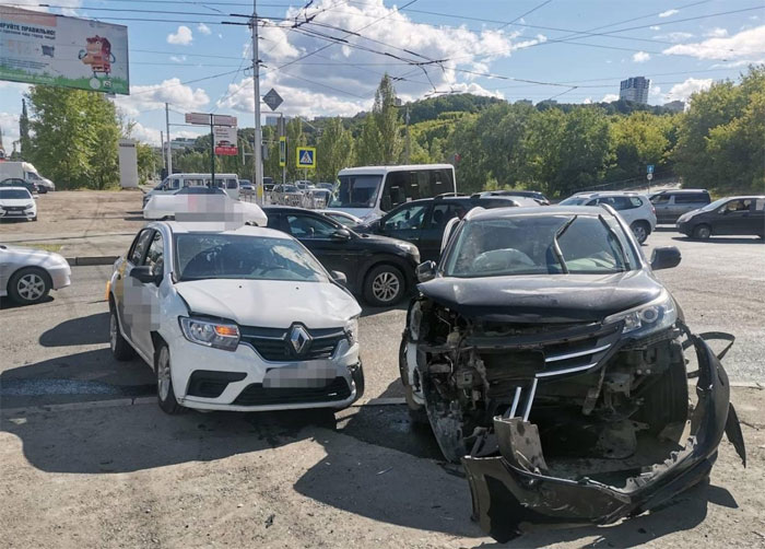 В Уфе столкнулись четыре автомобиля: есть пострадавшие