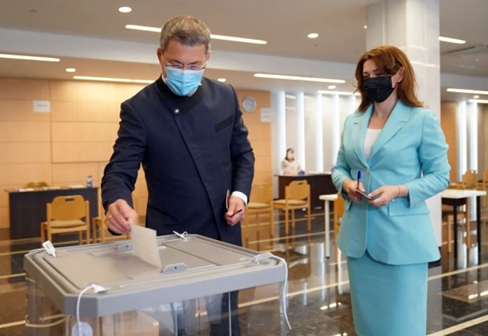 Хабиров с супругой проголосовали по поправкам в Конституцию России | видео