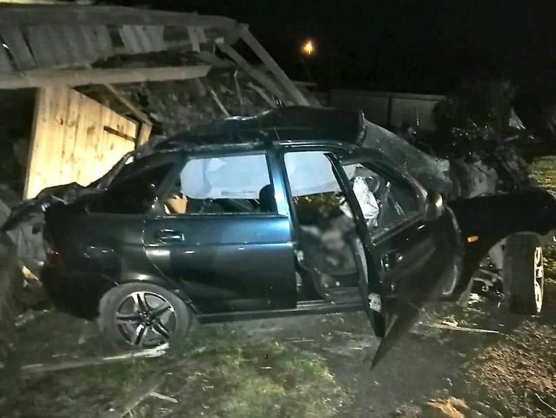 Авария в Бакалинском районе: в селе Старые Маты водитель погиб вылетев в кювет и врезавшись в гараж