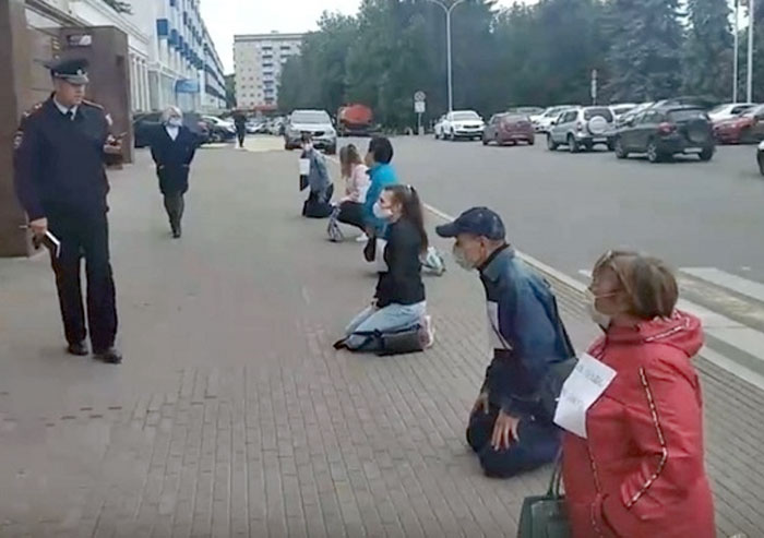 Уфимка получила штраф за протест проведенный на коленях перед зданием мэрии города