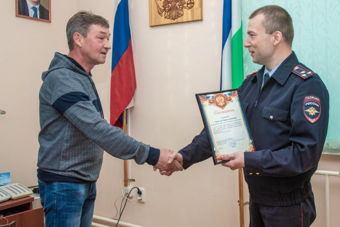 Житель Туймазов получил награду за поимку грабителя