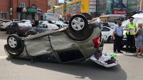 Авария в Уфе: Renault перевернулся после столкновения с Mercedes