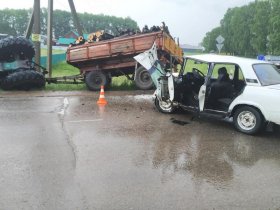 Авария в Мишкинском районе: водитель вылетел на «встречку» и врезался в трактор «ЮМЗ»