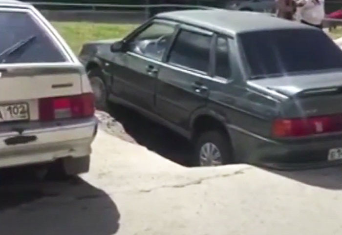 В Белорецке автомобиль на парковке начал уходить под землю | видео