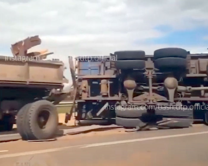 На трассе в Башкирии перевернулся грузовик с зерном | видео