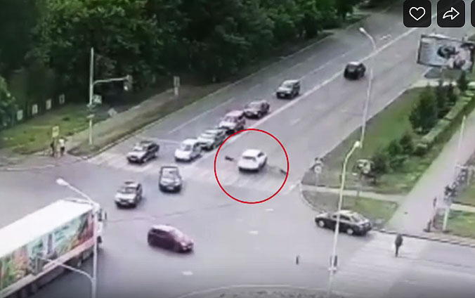 ДТП в Уфе: двое детей попали под колеса автомобиля | видео