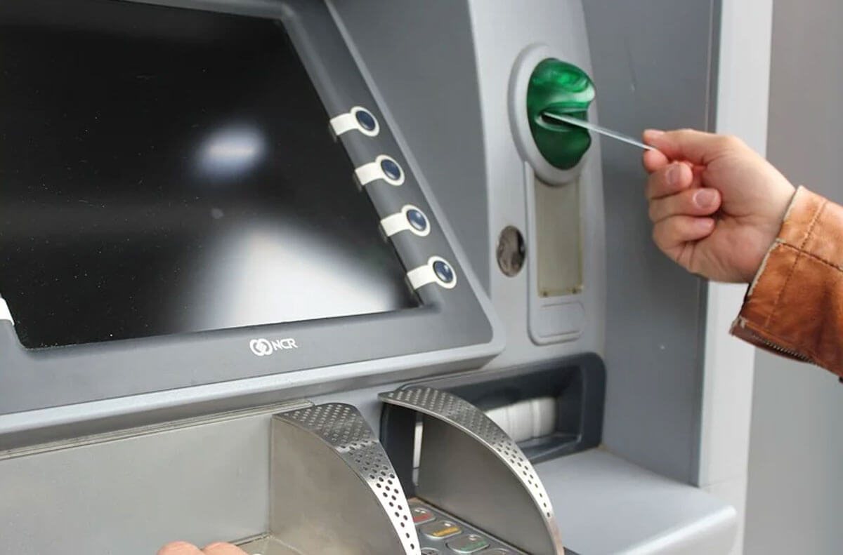 В Уфе мужчина похитил из магазина банкомат | видео