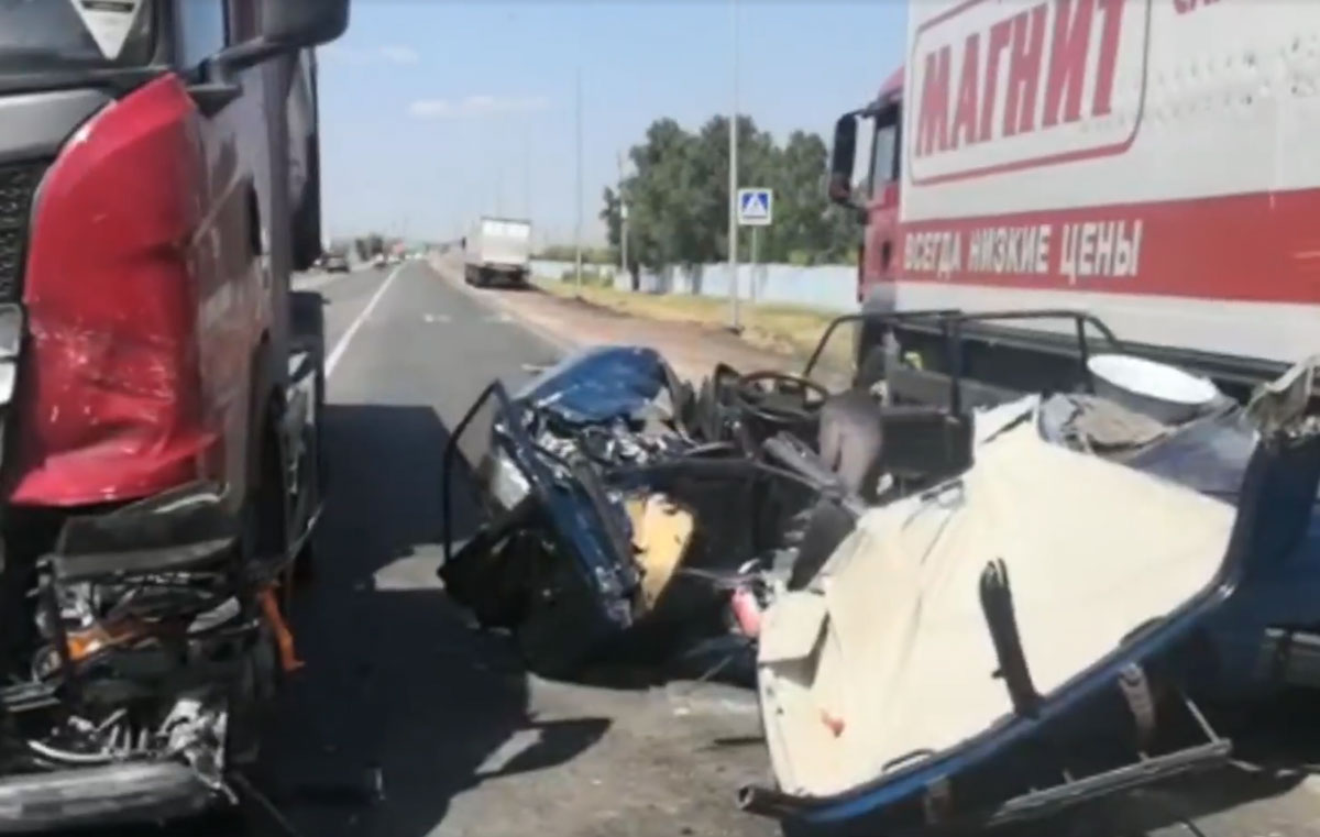 В Мелеузовском районе Башкирии водитель легковушки погиб в ДТП с двумя грузовиками