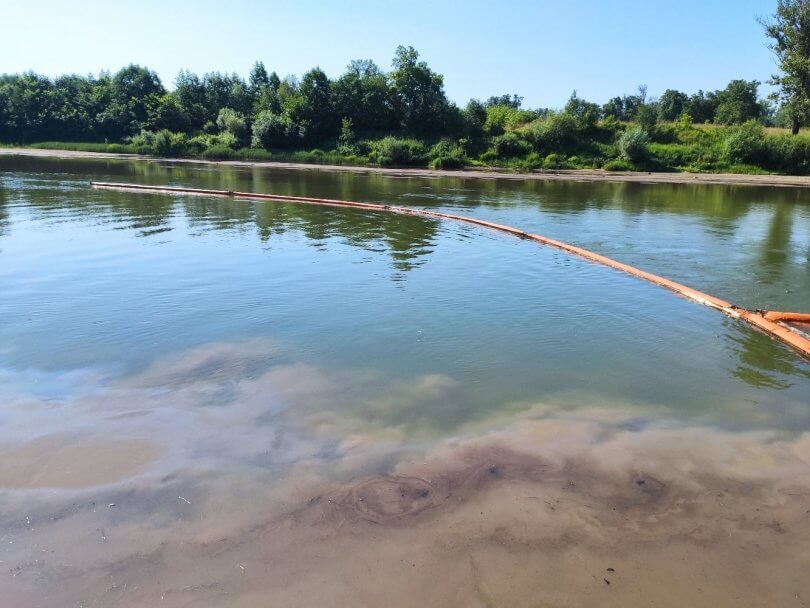 В Иглинском районе Башкирии на реке Сим произошел разлив нефтепродуктов