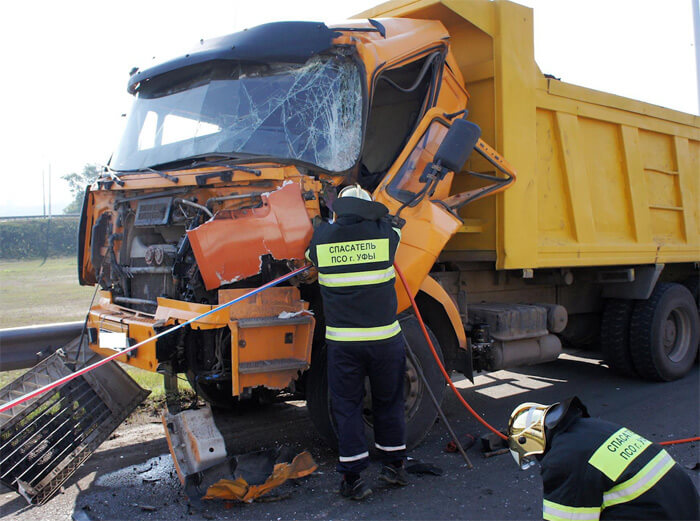 Авария в Уфе: при столкновении двух грузовиков одного из водителей зажало в кабине