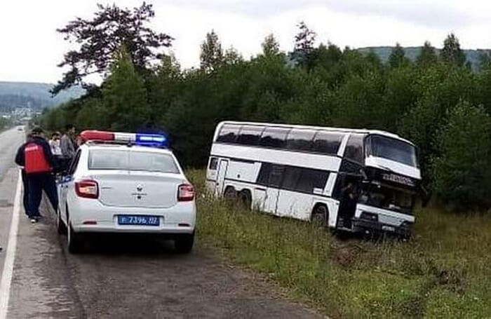 В Башкирии автобус с туристами, из-за отказа тормозов, слетел с дороги