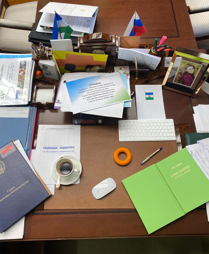 Хабиров показал беспорядок на своем рабочем столе
