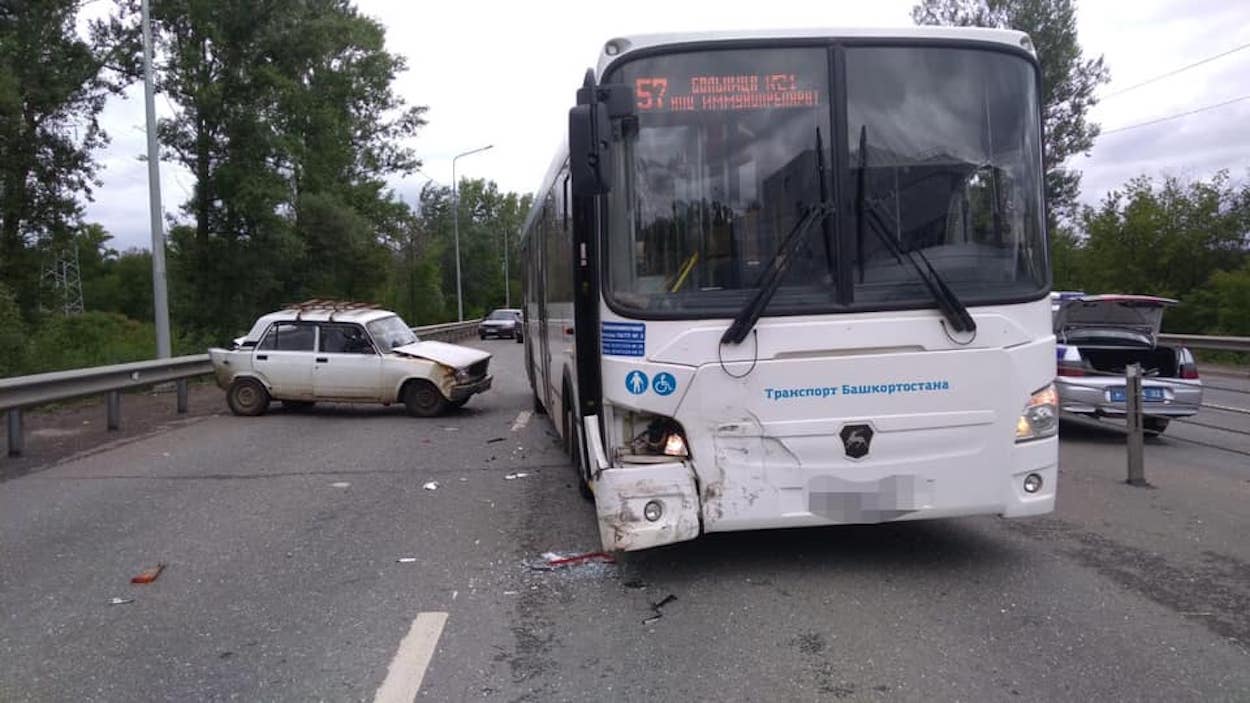 Авария в Уфе: пассажирский автобус протаранил припаркованную легковушку