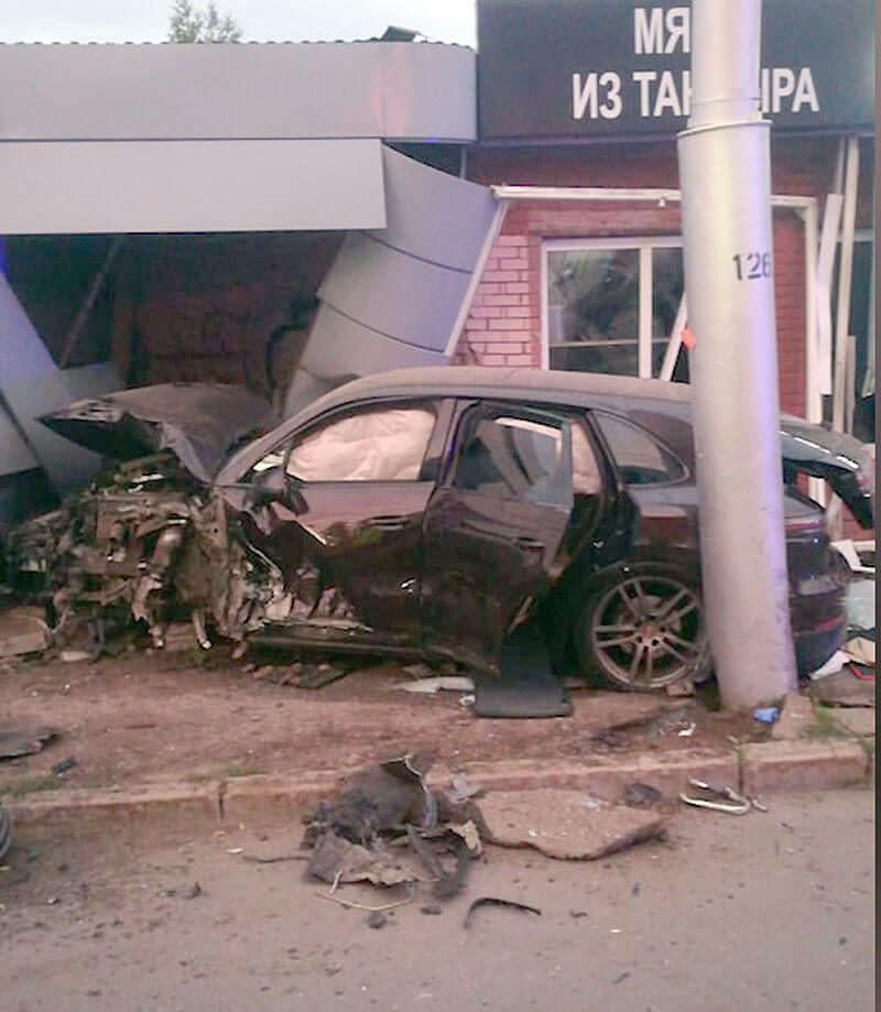 Авария в Уфе: «Порш Кайен» влетел в торговый павильон | видео