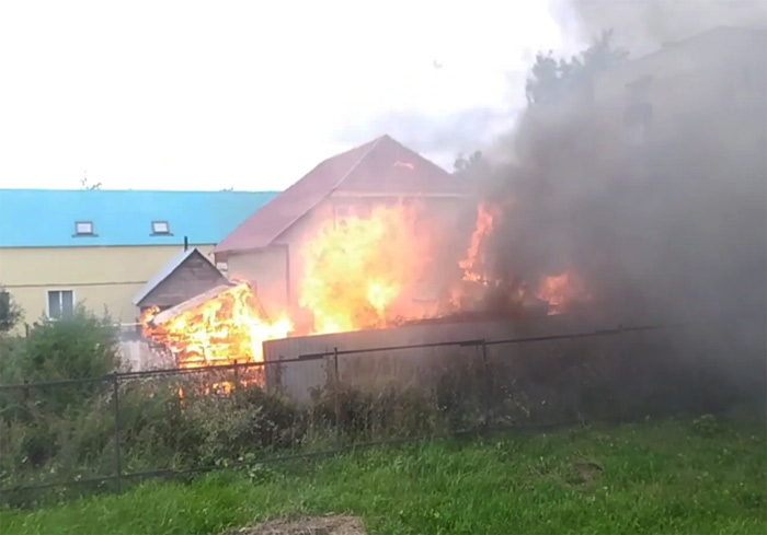 В Башкирии произошел серьезный пожар на участке у многодетной семьи
