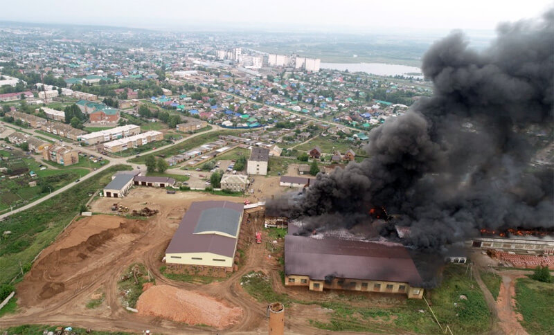 В Давлеканово локализовали крупный пожар на кирпичном заводе