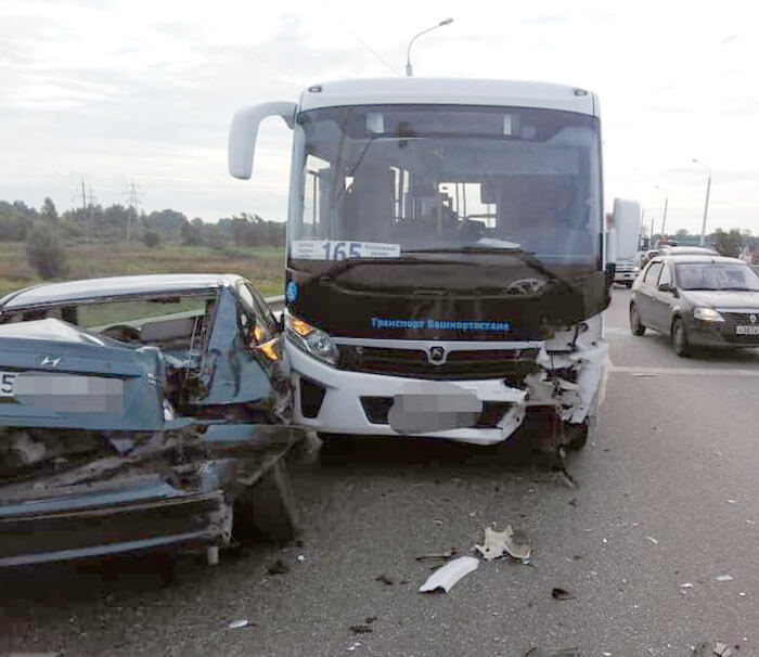 Авария в Уфе: столкнулись легковушка и пассажирский автобус, есть пострадавшие