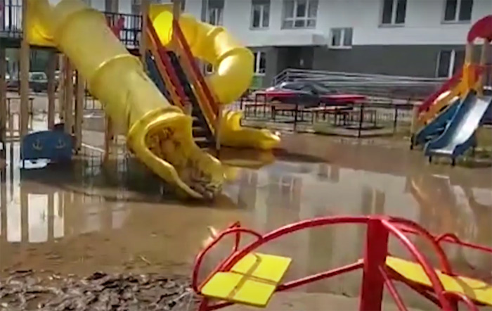 В Уфе детская площадка утонула в грязи | видео