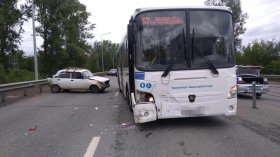 Авария в Уфе: пассажирский автобус протаранил припаркованную легковушку