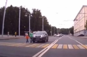 ДТП в Уфе: девушка на «Тойоте» сбила маму с ребенком | видео